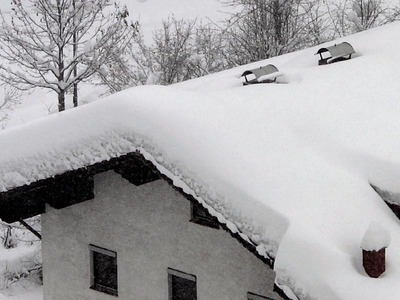 Nach Dauerschnee sollten Hausbesitzer Zustand des Daches prüfen