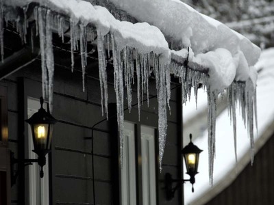 Auf ungedämmten Dächern schmilzt der Schnee schneller