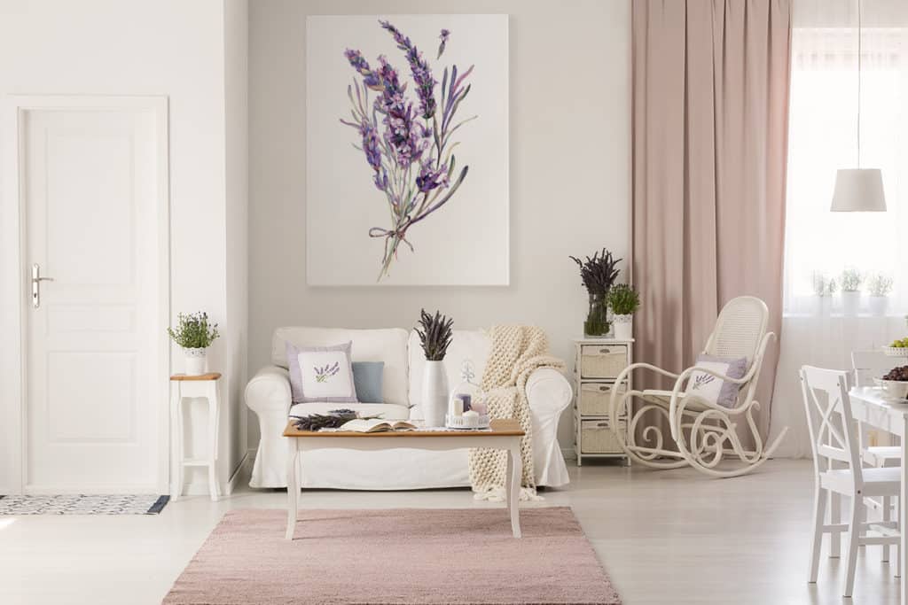 Bild mit Lavendelzweig im Wohnzimmer