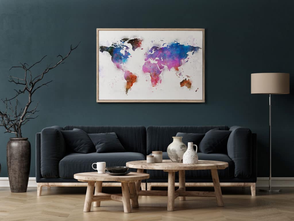 Buntes Poster mit Weltkarte aus Flecken im Wohnzimmer