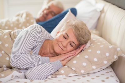 Seniorengerechtes Bett im Schlafzimmer