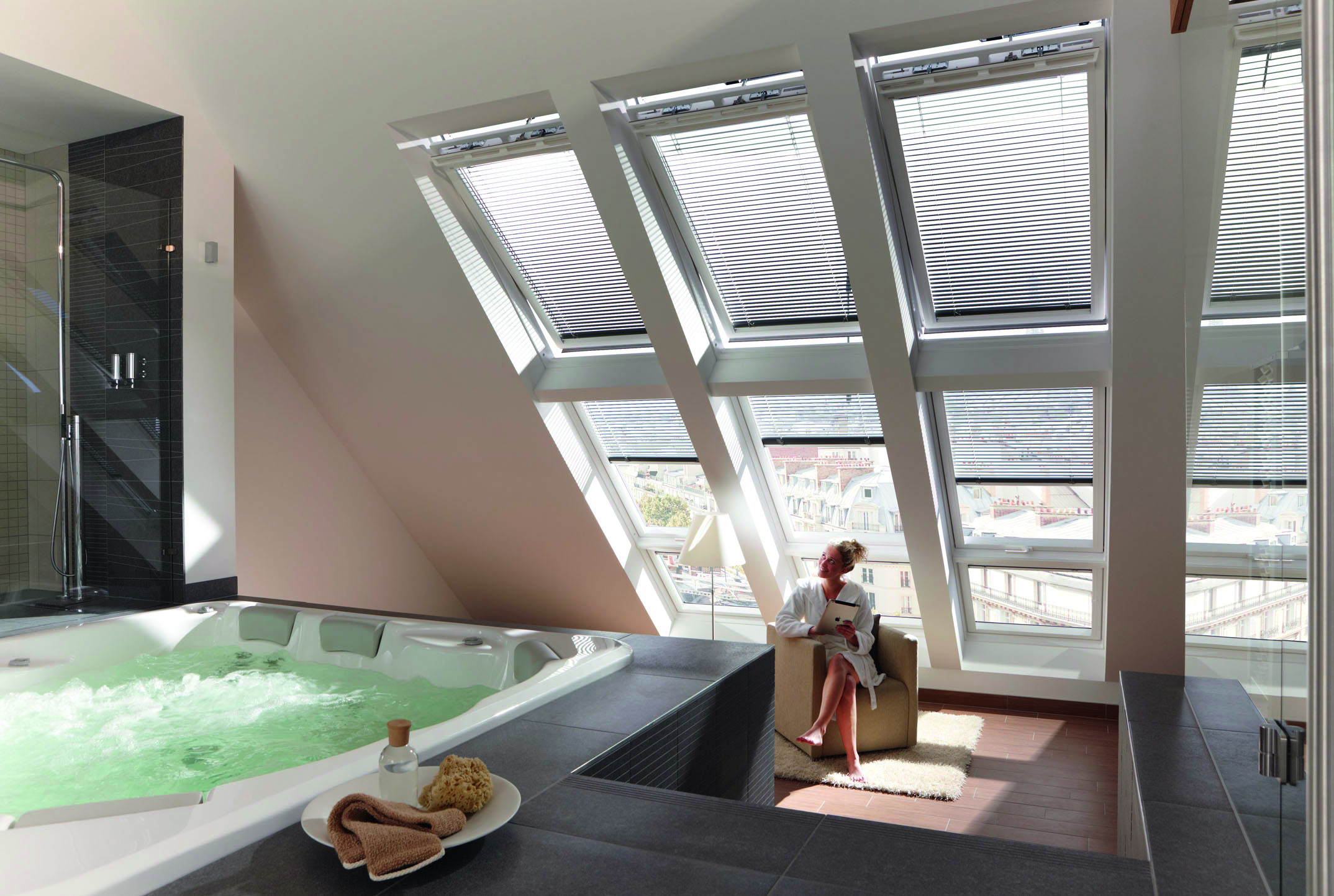 Sonnenschutz Faltstores und Rollos verbessern die Wärmedämmung am  Dachfenster - Immobilien Magazin